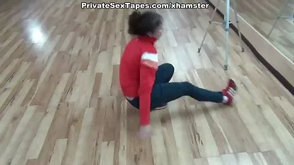 جوان بچه ها به نام برنامه نویس در داخل انجمنکیر توکوس خانه,